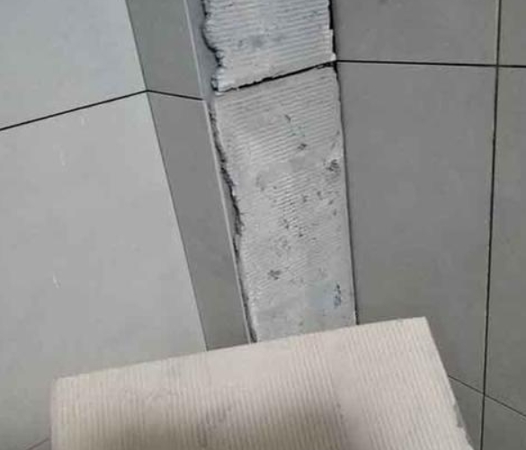赞皇瓷砖空鼓维修公司分享下厨房瓷砖脱落的补救措施。